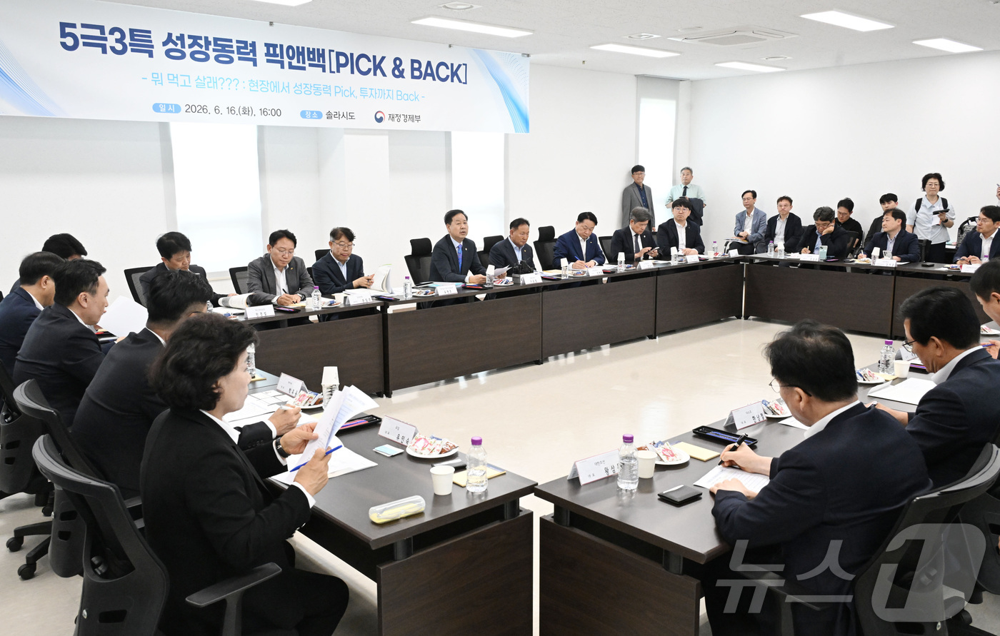 (서울=뉴스1) = 구윤철 경제부총리 겸 재정경제부 장관이 16일 5극 3특(5개 초광역권-전남 해남과 3개특별자치도) 산업현장 점검일환으로 전남 핵심성장 동력인 해남 솔라시도를 …