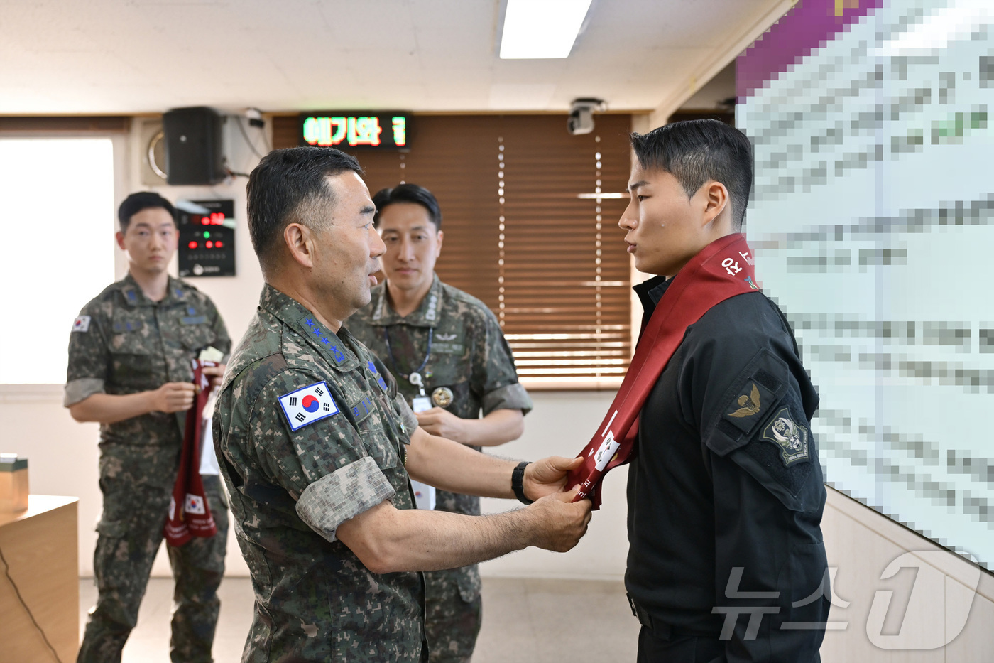 (서울=뉴스1) = 진영승 합동참모본부 의장이 16일 국군화생방방호사령부를 방문해 장병을 격려하고 있다. (합동참모본부 제공. 재판매 및 DB 금지) 2026.6.16/뉴스1