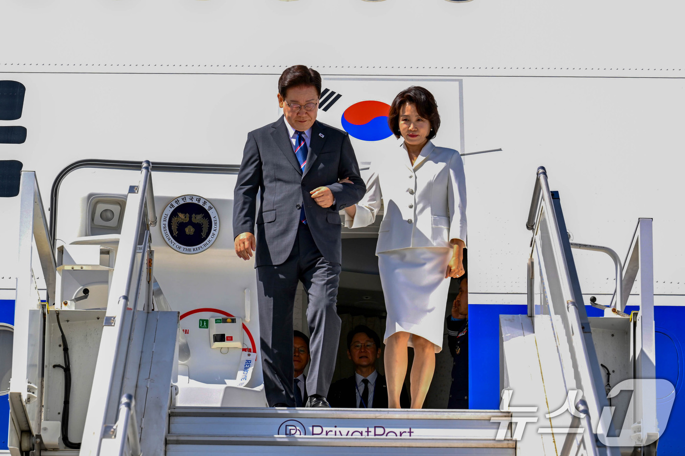(제네바(스위스)=뉴스1) 허경 기자 = 이재명 대통령과 김혜경 여사가 16일(현지시간) 이탈리아 스위스 제네바 국제공항에 도착하고 있다. (Devenes / FCh 제공. 재판매 …