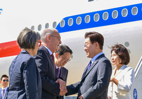 제네바 공항 도착한 이재명 대통령