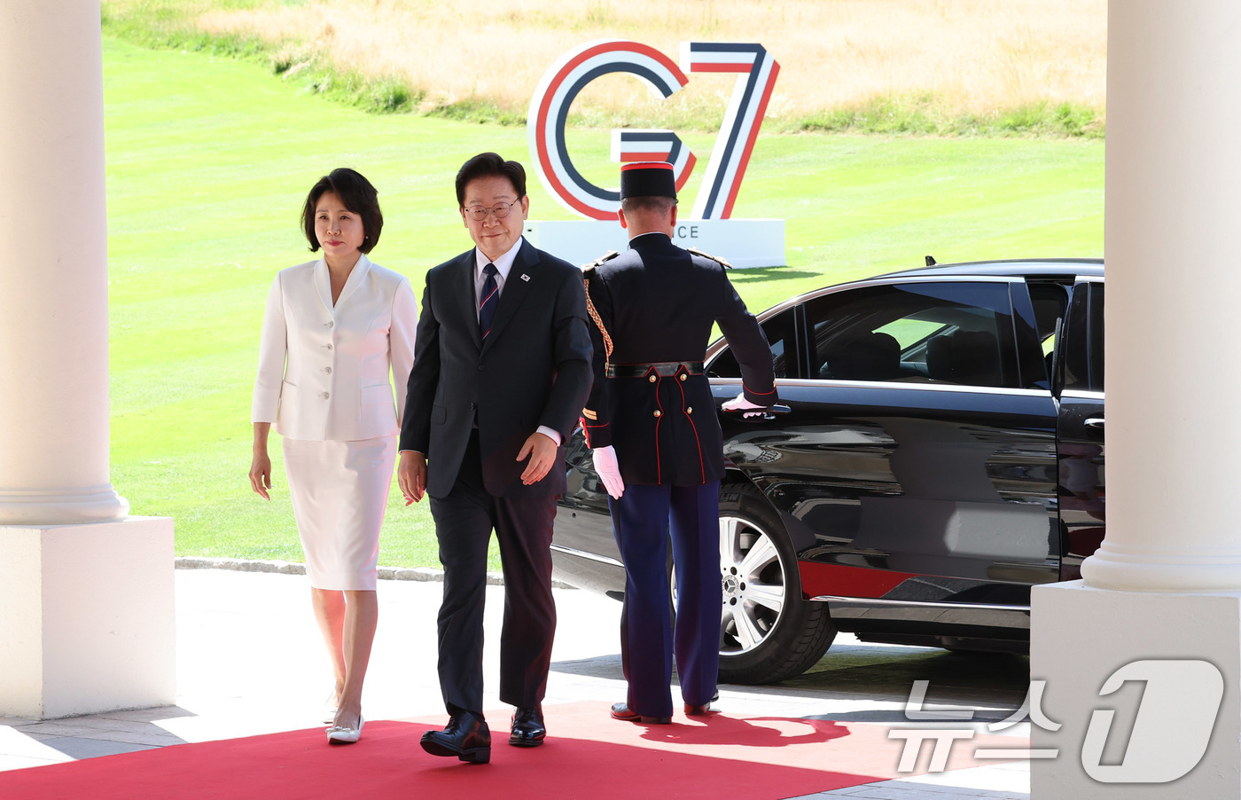 (에비앙(프랑스)=뉴스1) 허경 기자 = 이재명 대통령과 김혜경 여사가 16일(현지시간) 프랑스 에비앙레뱅에서 열린 주요7개국(G7) 정상회의 행사장에 도착하고 있다. 2026.6 …