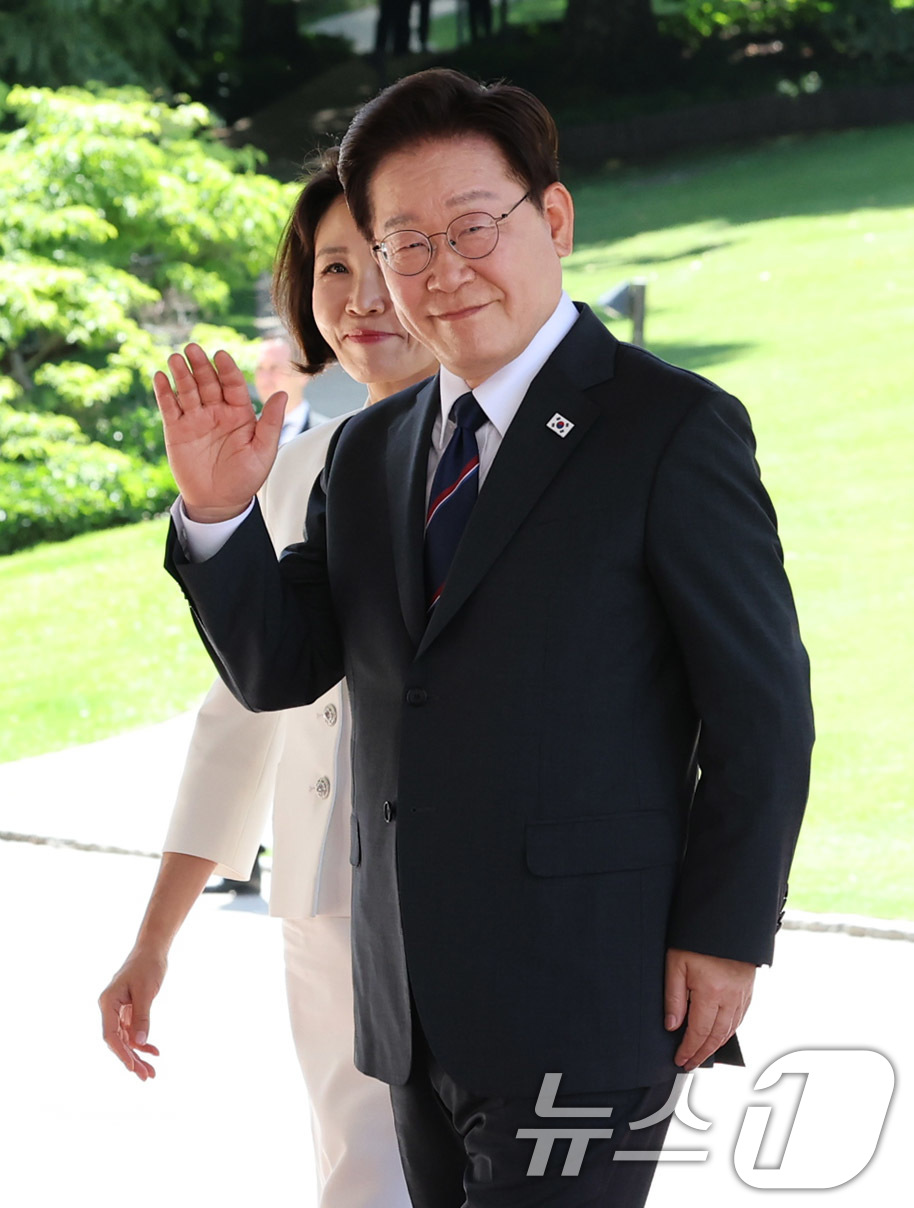 (에비앙(프랑스)=뉴스1) 허경 기자 = 이재명 대통령이 16일(현지시간) 프랑스 에비앙레뱅에서 열린 주요7개국(G7) 정상회의 행사장에 도착하고 있다. 2026.6.16/뉴스1