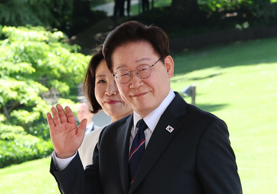 인사하는 이재명 대통령