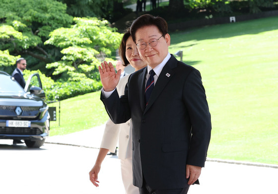 인사하는 이재명 대통령