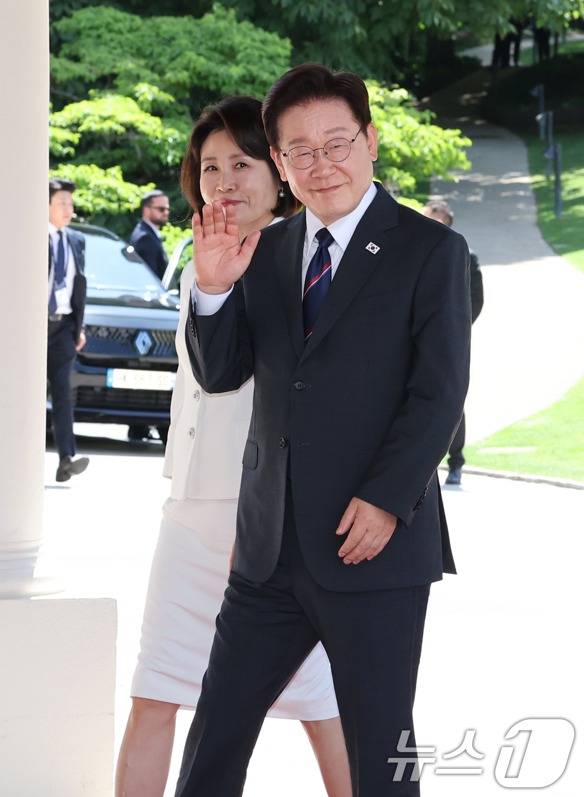 (에비앙(프랑스)=뉴스1) 허경 기자 = 이재명 대통령과 김혜경 여사가 16일(현지시간) 프랑스 에비앙레뱅에서 열린 주요7개국(G7) 정상회의 행사장에 도착하고 있다. 2026.6 …
