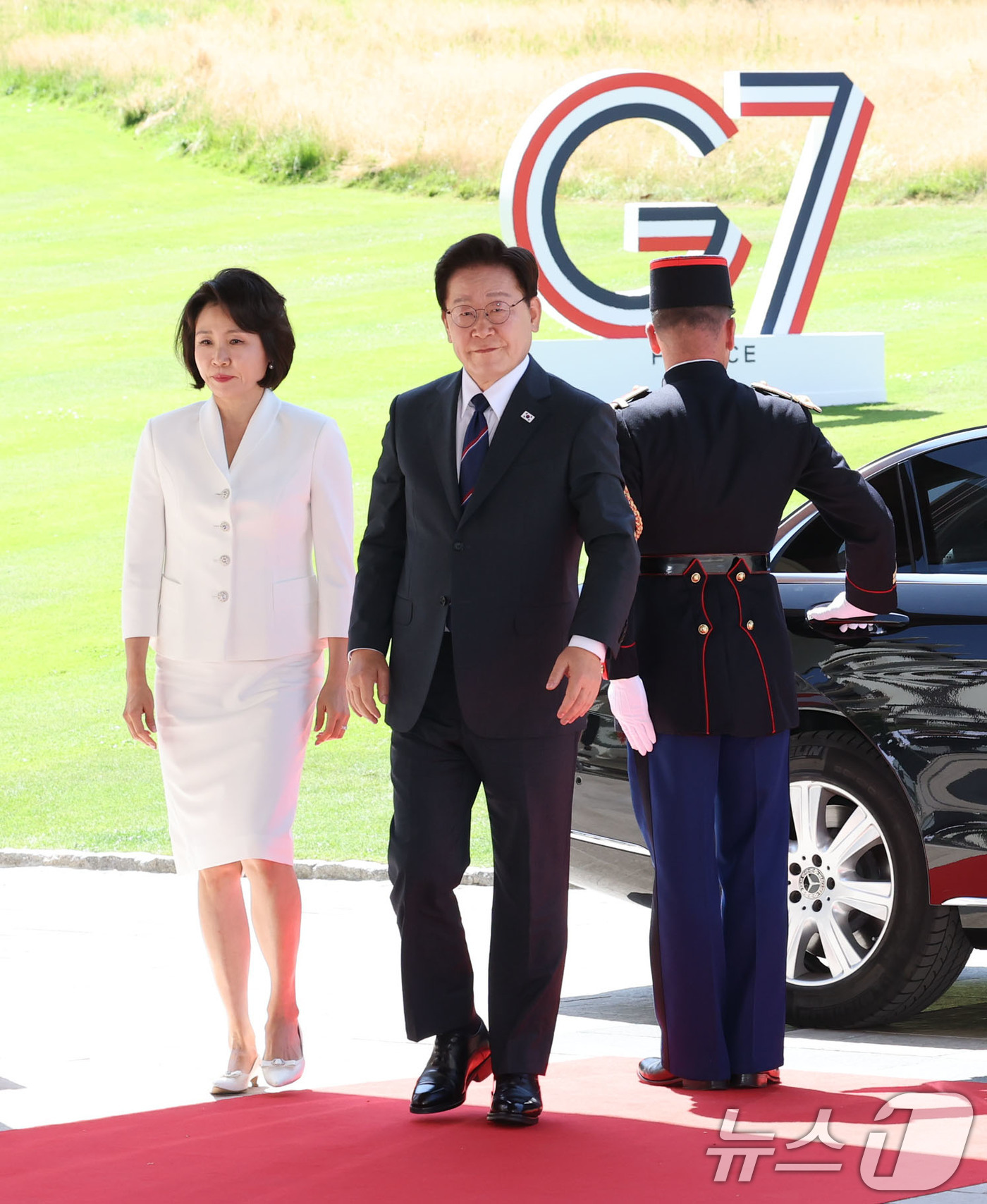 (에비앙(프랑스)=뉴스1) 허경 기자 = 이재명 대통령과 김혜경 여사가 16일(현지시간) 프랑스 에비앙레뱅에서 열린 주요7개국(G7) 정상회의 행사장에 도착하고 있다. 2026.6 …