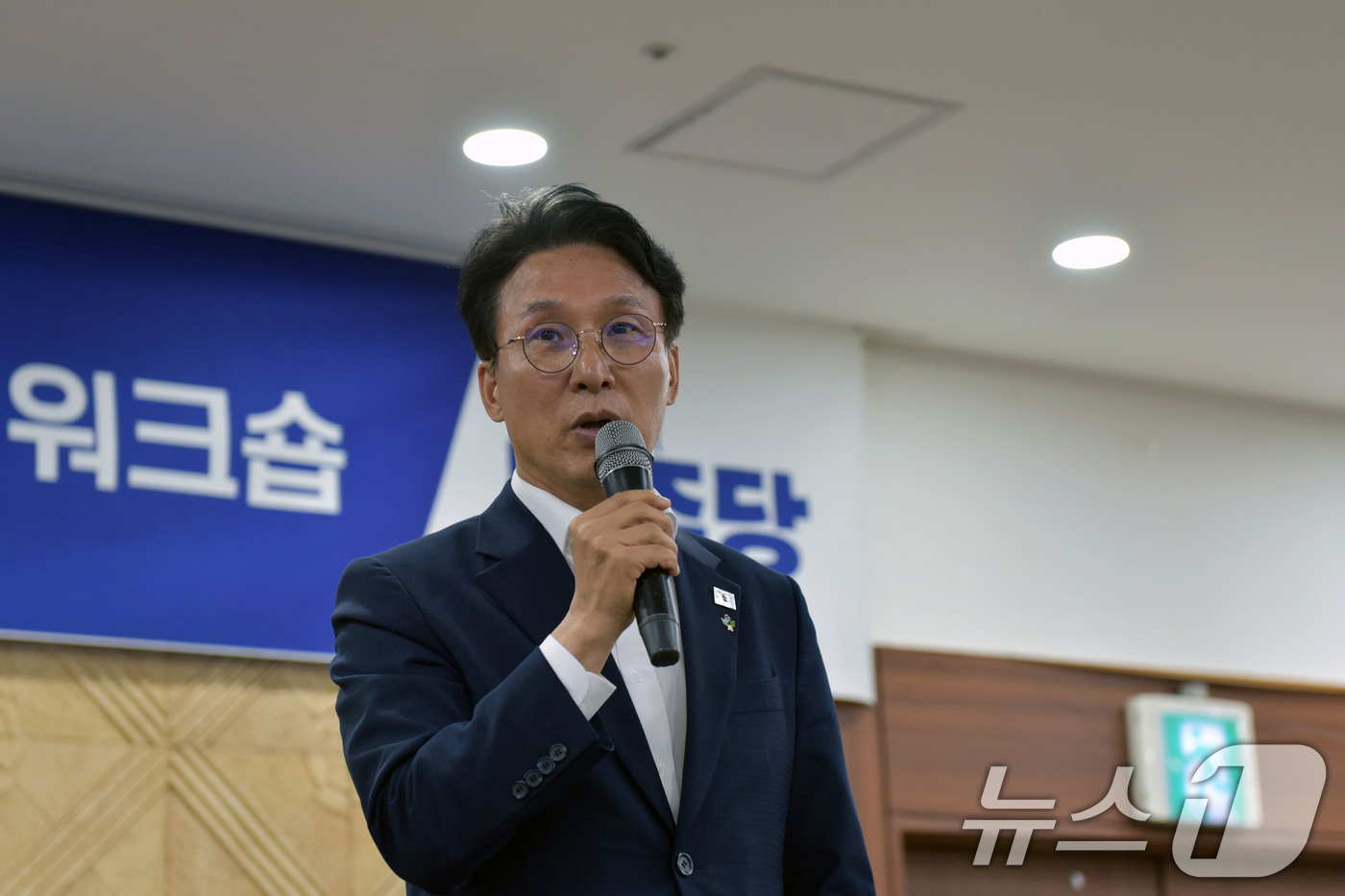 (보성=뉴스1) 김성준 기자 = 김민석 국무총리가 16일 전남 보성 다비치콘도에서 열린 제9회 전국동시지방선거 전남광주통합특별시의원 당선인 워크숍에서 축사하고 있다. 2026.6. …