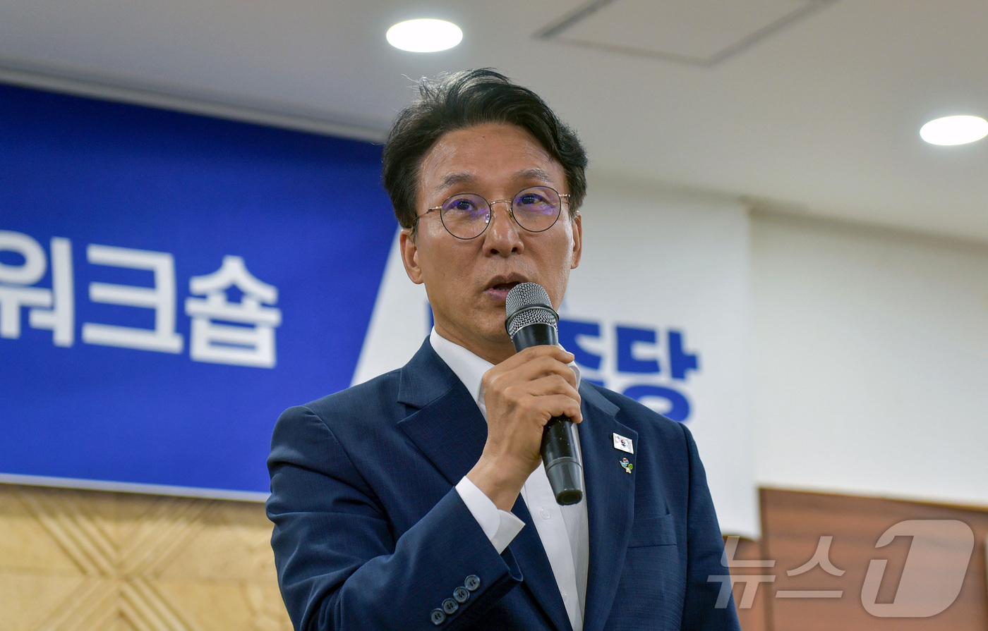 (보성=뉴스1) 김성준 기자 = 김민석 국무총리가 16일 전남 보성 다비치콘도에서 열린 제9회 전국동시지방선거 전남광주통합특별시의원 당선인 워크숍에서 축사하고 있다. 2026.6. …