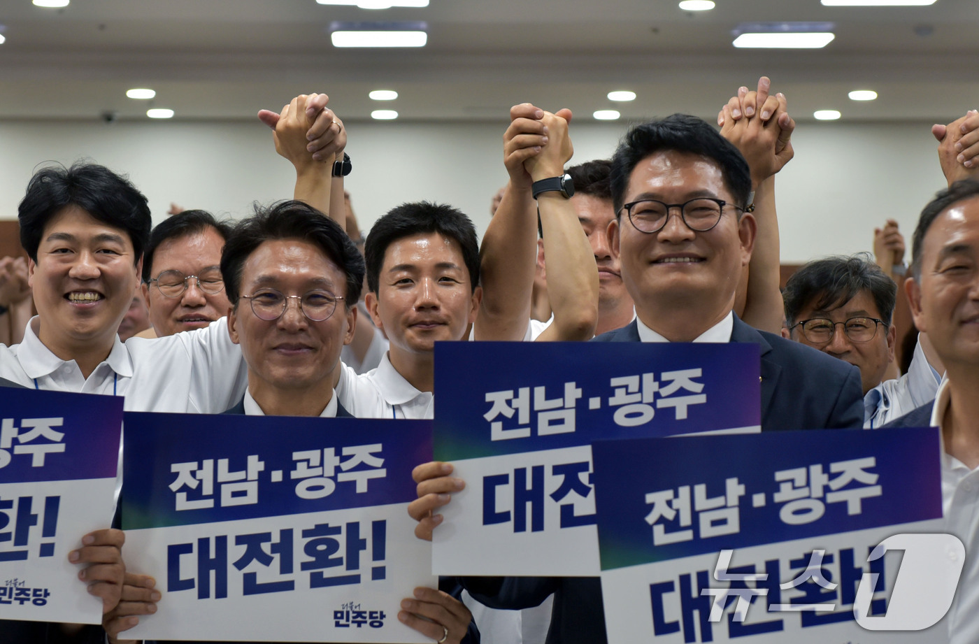 (보성=뉴스1) 김성준 기자 = 김민석 국무총리와 송영길 더불어민주당 의원이 16일 전남 보성 다비치콘도에서 열린 제9회 전국동시지방선거 전남광주통합특별시의원 당선인 워크숍에서 손 …