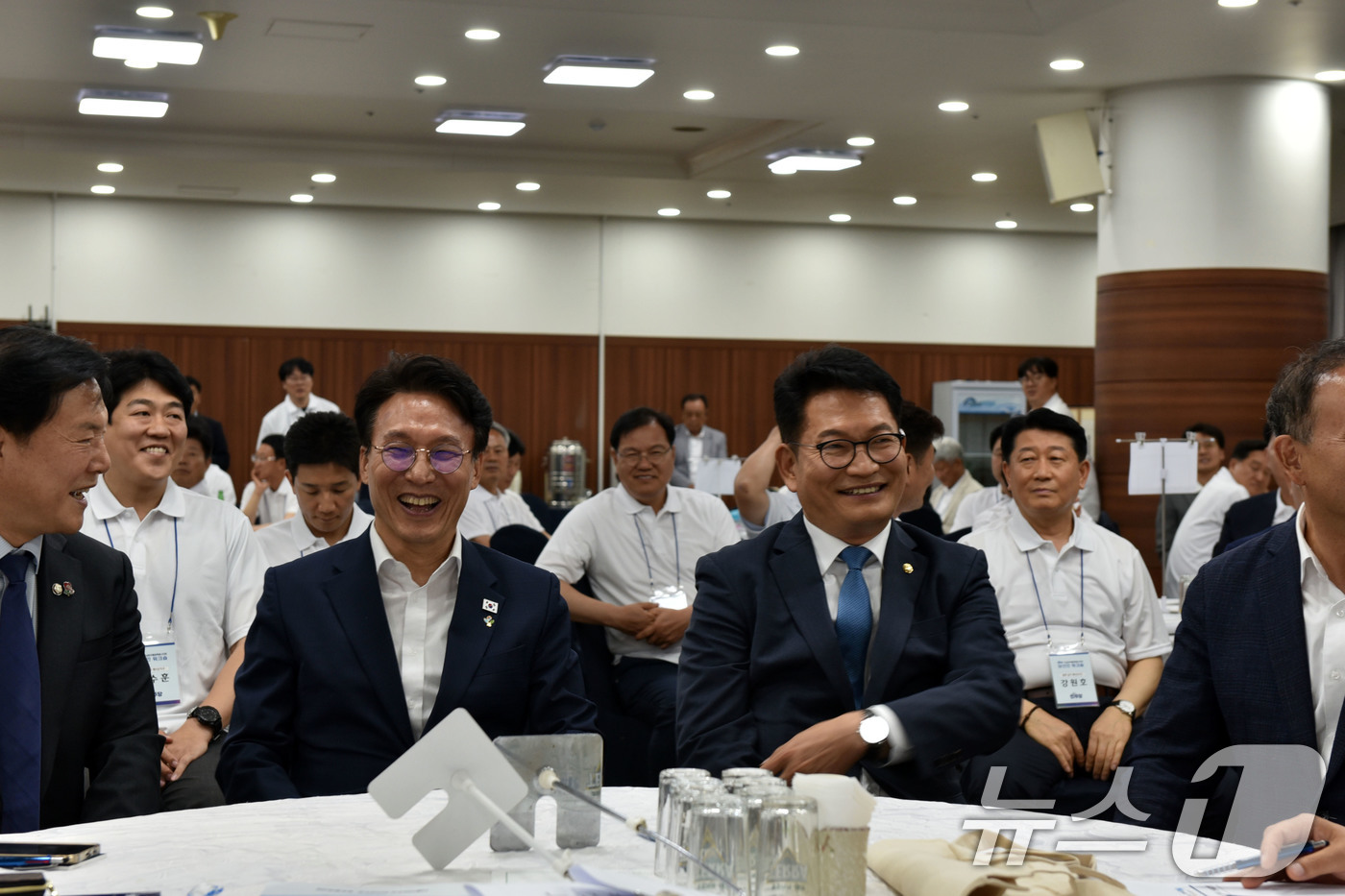 (보성=뉴스1) 김성준 기자 = 김민석 국무총리와 송영길 더불어민주당 의원이 16일 전남 보성 다비치콘도에서 열린 제9회 전국동시지방선거 전남광주통합특별시의원 당선인 워크숍에서 미 …