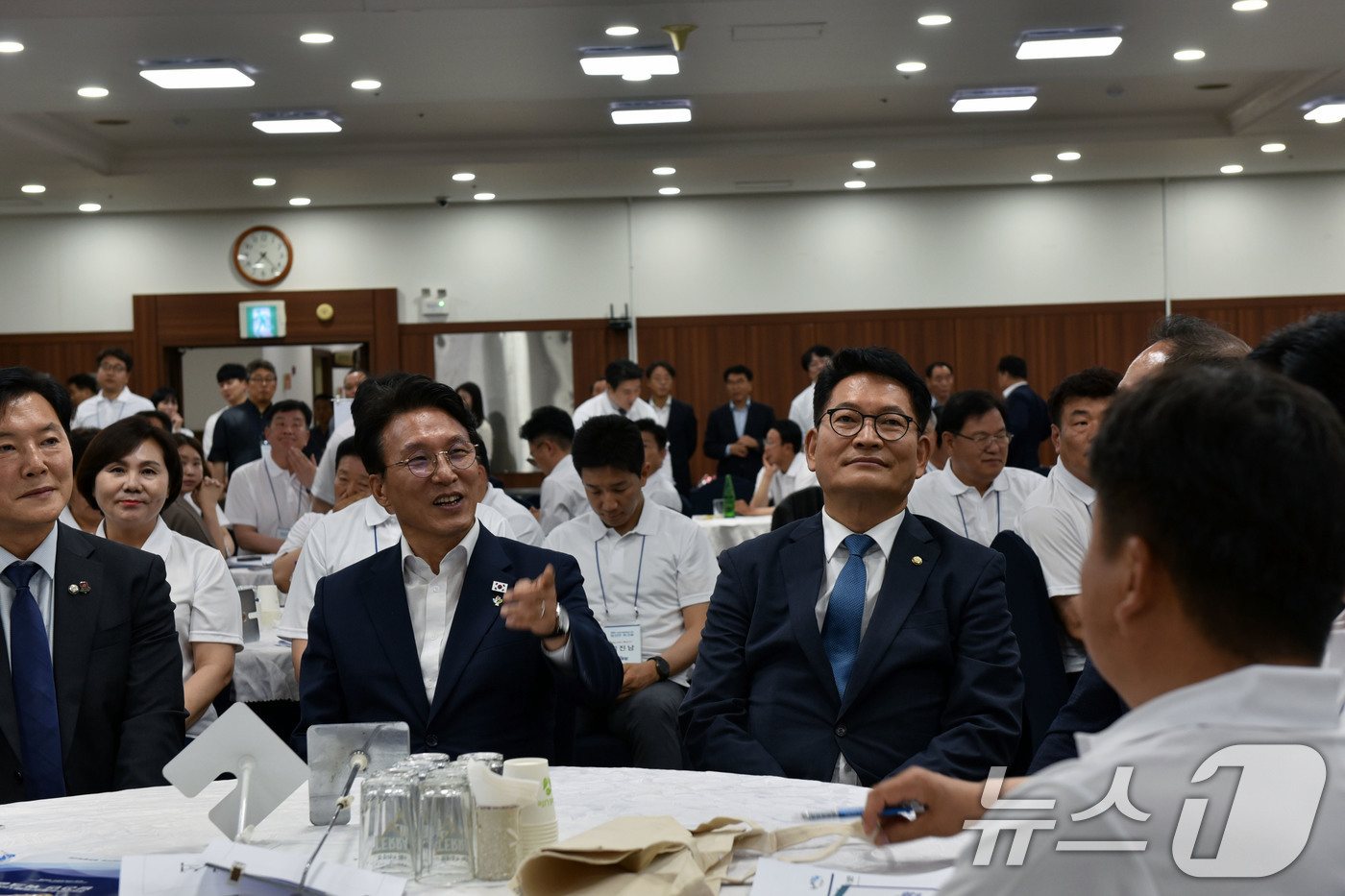 (보성=뉴스1) 김성준 기자 = 김민석 국무총리와 송영길 더불어민주당 의원이 16일 전남 보성 다비치콘도에서 열린 제9회 전국동시지방선거 전남광주통합특별시의원 당선인 워크숍에서 대 …