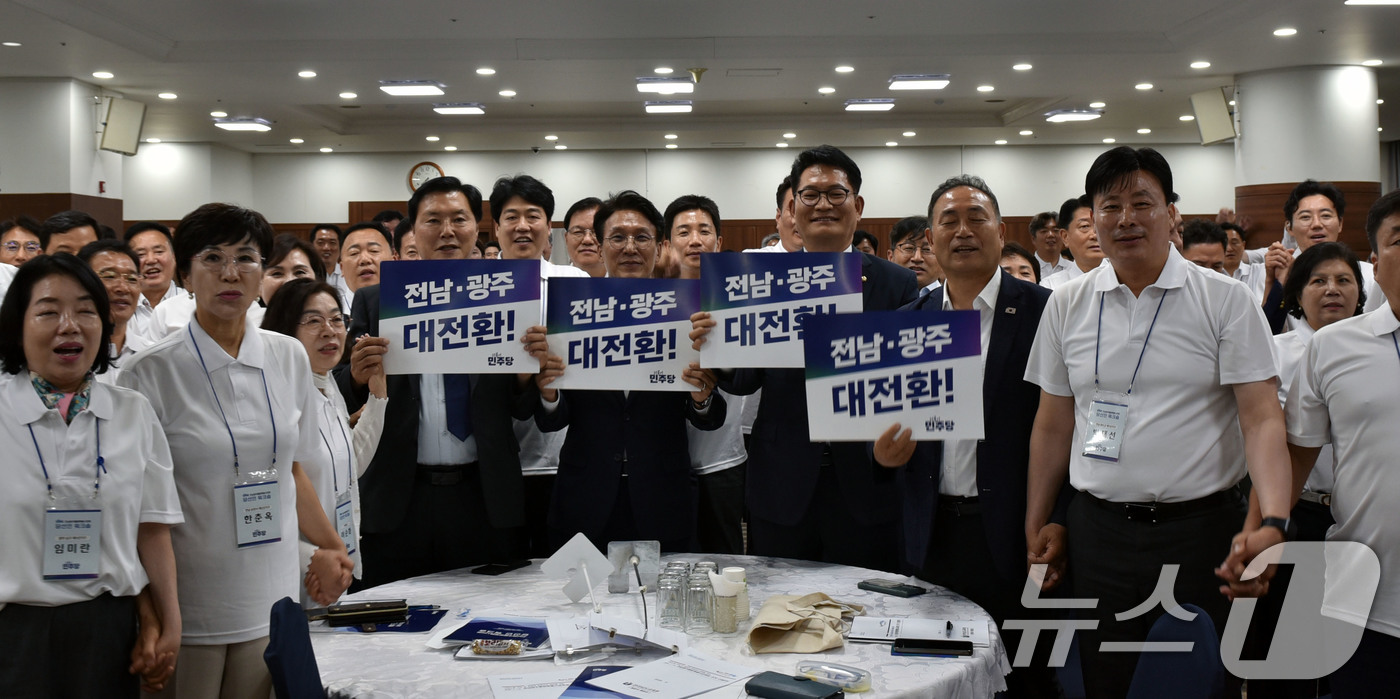 (보성=뉴스1) 김성준 기자 = 김민석 국무총리와 송영길 더불어민주당 의원이 16일 전남 보성 다비치콘도에서 열린 제9회 전국동시지방선거 전남광주통합특별시의원 당선인 워크숍에서 당 …