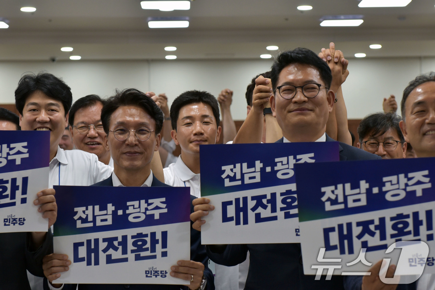 (보성=뉴스1) 김성준 기자 = 김민석 국무총리와 송영길 더불어민주당 의원이 16일 전남 보성 다비치콘도에서 열린 제9회 전국동시지방선거 전남광주통합특별시의원 당선인 워크숍에서 손 …