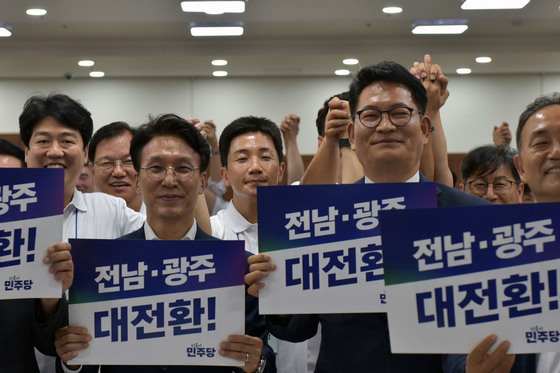 기념촬영하는 김민석 총리·송영길 의원