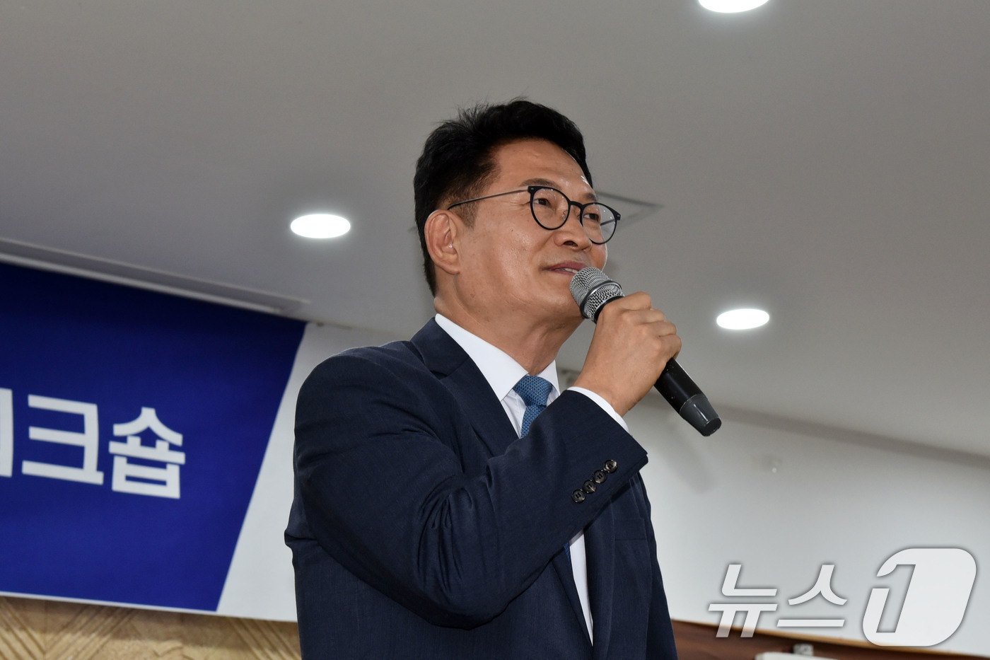(보성=뉴스1) 김성준 기자 = 송영길 더불어민주당 의원이 16일 전남 보성 다비치콘도에서 열린 더불어민주당 전남광주통합특별시의원 당선인 워크숍에서 축사하고 있다. 2026.6.1 …