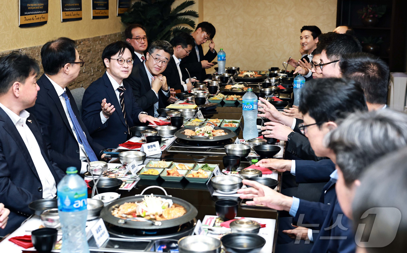 (서울=뉴스1) = 김정관 산업통상부 장관이 16일 아랍에미리트 아부다비에서 열린 아랍에미리트(UAE) 현지진출 기업 간담회에서 기업 관계자들과 식사를 하고 있다. (산업통상부 제 …