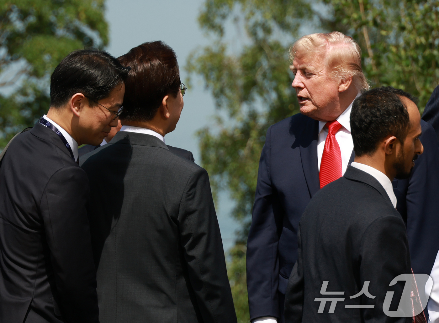 (에비앙(프랑스)=뉴스1) 허경 기자 = 이재명 대통령과 도널드 트럼프 미국 대통령이  16일(현지시간) 프랑스 에비앙레뱅에서 열린 주요 7개국(G7) 정상회의 초청국 환영행사에서 …