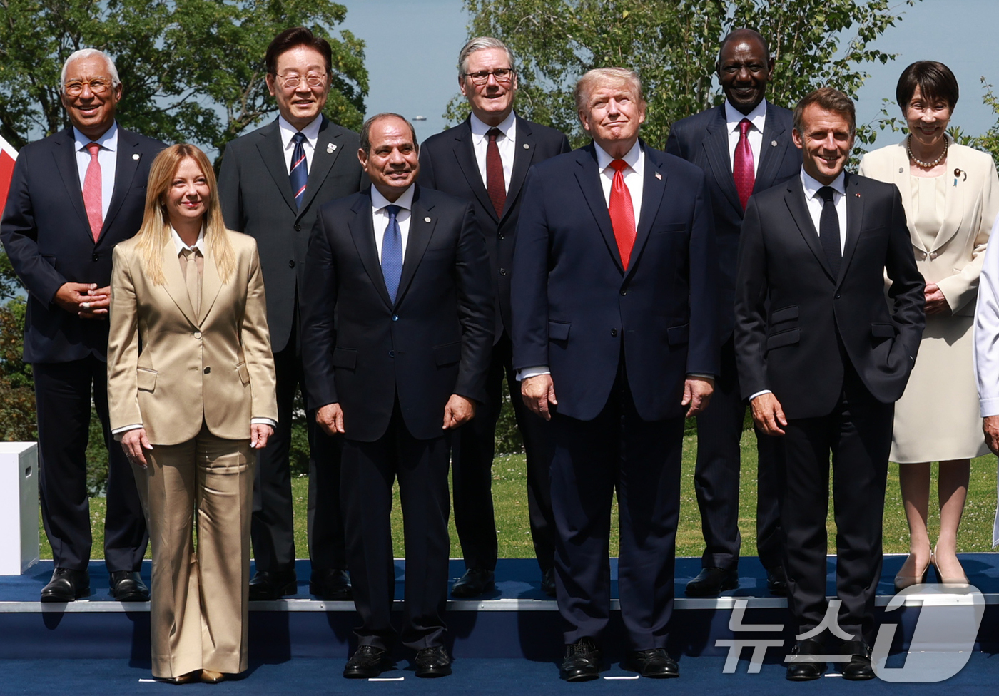 (에비앙(프랑스)=뉴스1) 허경 기자 = 이재명 대통령을 비롯한 주요 7개국(G7)·초청국 정상들이 16일(현지시간) 프랑스 에비앙레뱅에서 열린 G7 정상회의 초청국 환영행사에서 …