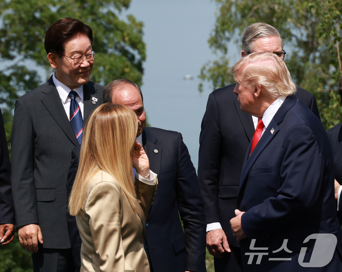 (에비앙(프랑스)=뉴스1) 허경 기자 = 이재명 대통령과 도널드 트럼프 미국 대통령을 비롯한 주요 7개국(G7)·초청국 정상들이 16일(현지시간) 프랑스 에비앙레뱅에서 열린 G7 …