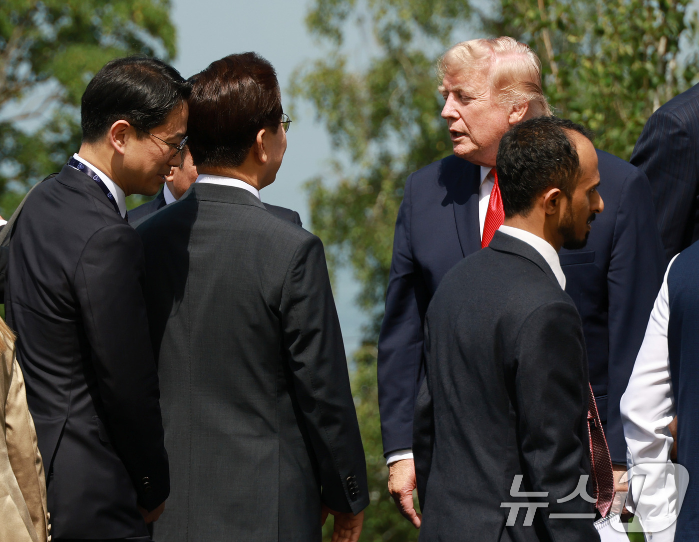 (에비앙(프랑스)=뉴스1) 허경 기자 = 이재명 대통령과 도널드 트럼프 미국 대통령이 16일(현지시간) 프랑스 에비앙레뱅에서 열린 주요 7개국(G7) 정상회의 초청국 환영행사에서 …