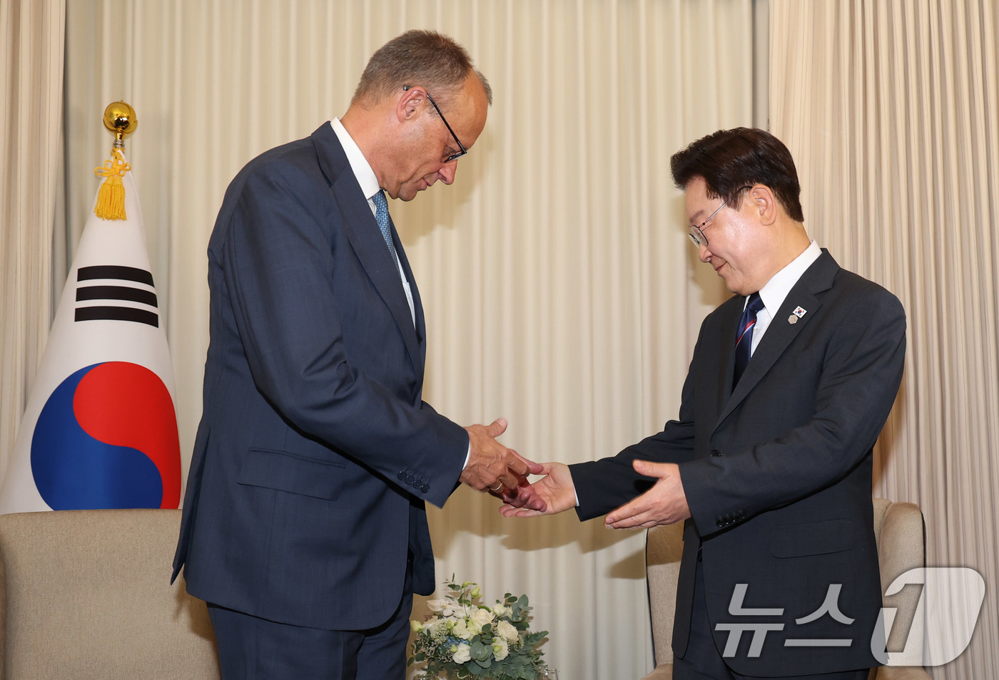 (에비앙(프랑스)=뉴스1) 허경 기자 = 이재명 대통령과 프리드리히 메르츠 독일 총리가 16일(현지시간) 주요 7개국(G7) 정상회의가 열린 프랑스 에비앙레뱅에서 양자 회담에 앞서 …