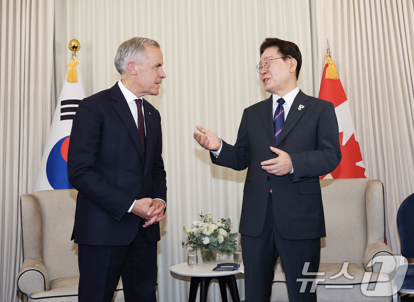 (에비앙(프랑스)=뉴스1) 허경 기자 = 이재명 대통령과 마크 카니 캐나다 총리가 16일(현지시간) 주요 7개국(G7) 정상회의가 열린 프랑스 에비앙레뱅에서 양자 회담을 하고 있다 …