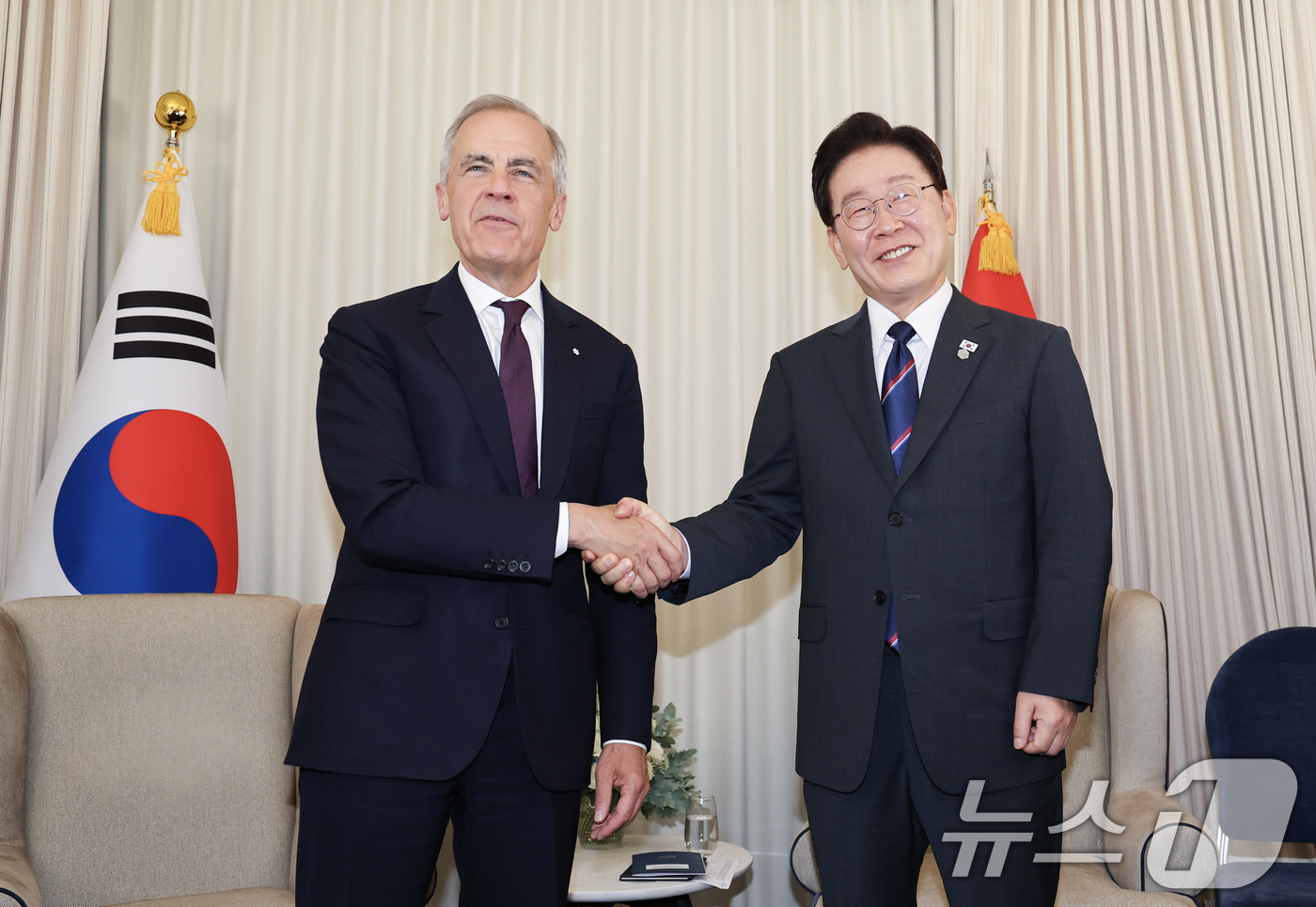 (에비앙(프랑스)=뉴스1) 허경 기자 = 이재명 대통령과 마크 카니 캐나다 총리가 16일(현지시간) 주요 7개국(G7) 정상회의가 열린 프랑스 에비앙레뱅에서 양자 회담에 앞서 악수 …