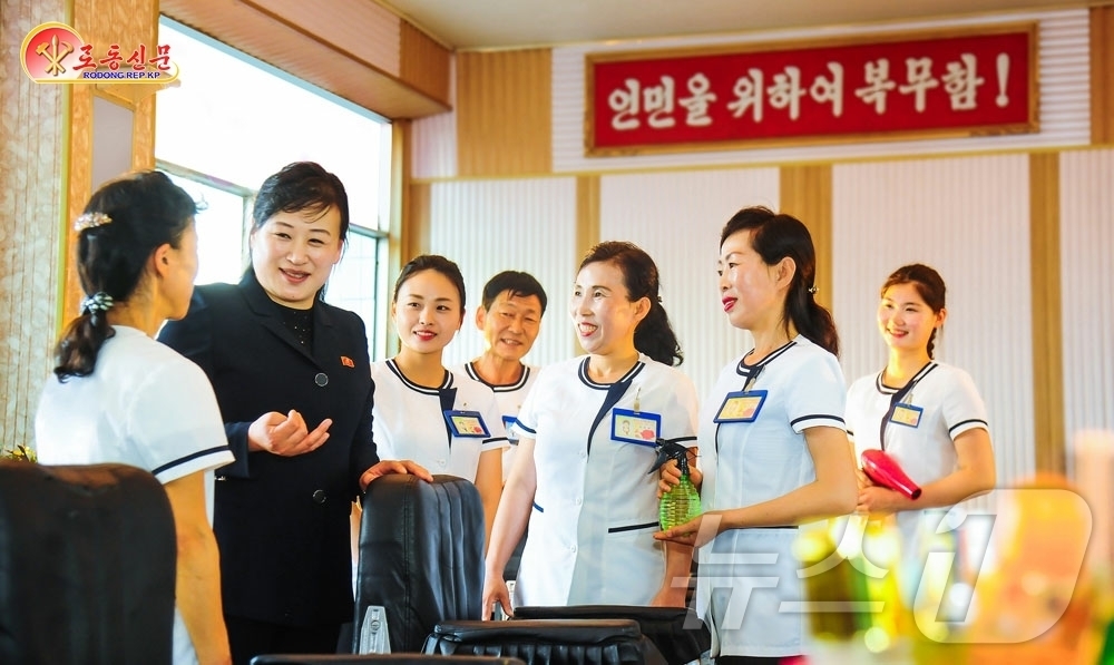 (평양 노동신문=뉴스1) = 북한 노동당 기관지 노동신문은 17일 "인민에 대한 참된 복무정신을 지니도록 이끌어주고 있는 원산시편의봉사관리소 초급당일군(일꾼)"이라며 일꾼들의 활동 …