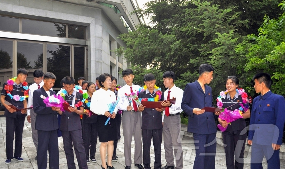 (평양 노동신문=뉴스1) = 북한 노동당 기관지 노동신문은 17일 "사회주의애국청년동맹 제11차 대회를 계기로 우리 당 위업 수행의 전위에서 척후대, 돌격대의 영예를 떨쳐갈 온 나 …