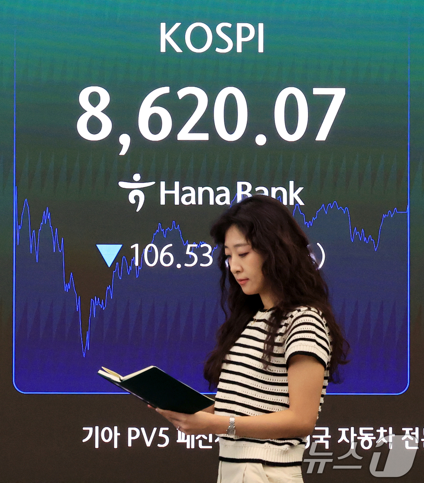 (서울=뉴스1) 이호윤 기자 = 17일 서울 중구 하나은행 본점 딜링룸 전광판에 개장 시황이 나오고 있다. 이날 코스피는 전일 대비 104.47포인트(p)(1.20%) 내른 862 …