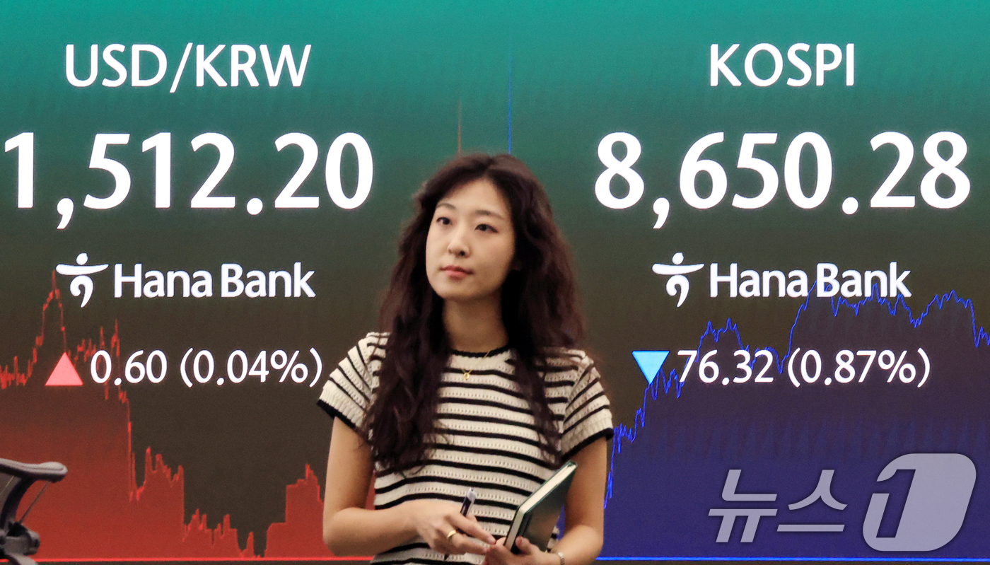 (서울=뉴스1) 이호윤 기자 = 17일 서울 중구 하나은행 본점 딜링룸 전광판에 개장 시황이 나오고 있다. 이날 코스피는 전일 대비 104.47포인트(p)(1.20%) 내른 862 …