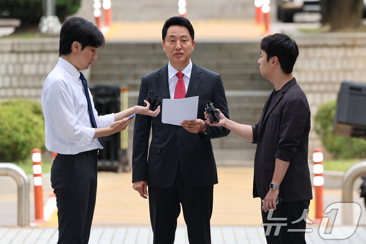(서울=뉴스1) 오대일 기자 = 오세훈 서울시장이 17일 서울 서초구 서울중앙지방법원에서 열린 여론조사비 대납 의혹 관련 결심 공판에 출석하며 입장을 밝히고 있다.오 시장은 지난 …