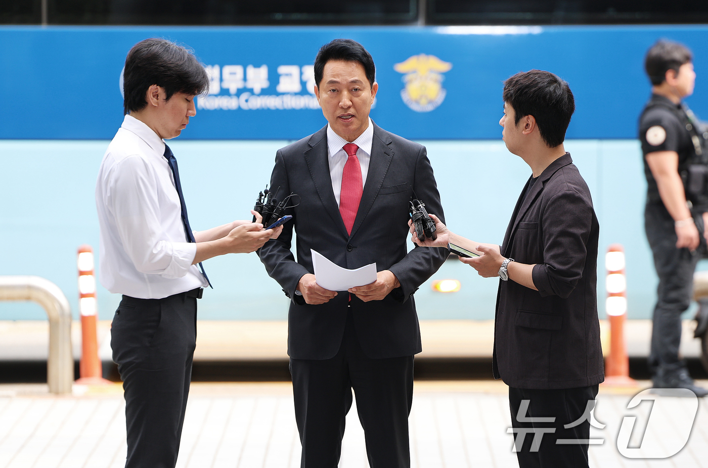 (서울=뉴스1) 오대일 기자 = 오세훈 서울시장이 17일 서울 서초구 서울중앙지방법원에서 열린 여론조사비 대납 의혹 관련 결심 공판에 출석하며 입장을 밝히고 있다.오 시장은 지난 …
