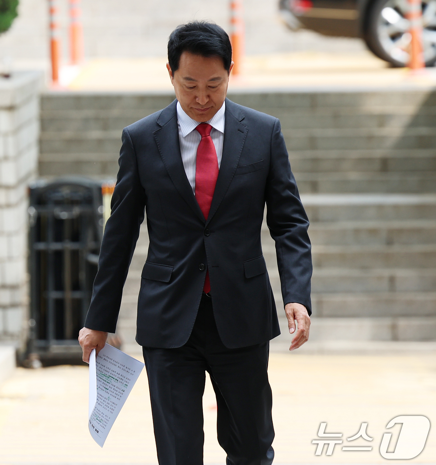 (서울=뉴스1) 오대일 기자 = 오세훈 서울시장이 17일 서울 서초구 서울중앙지방법원에서 열린 여론조사비 대납 의혹 관련 결심 공판에 출석하고 있다.오 시장은 지난 2021년 서울 …