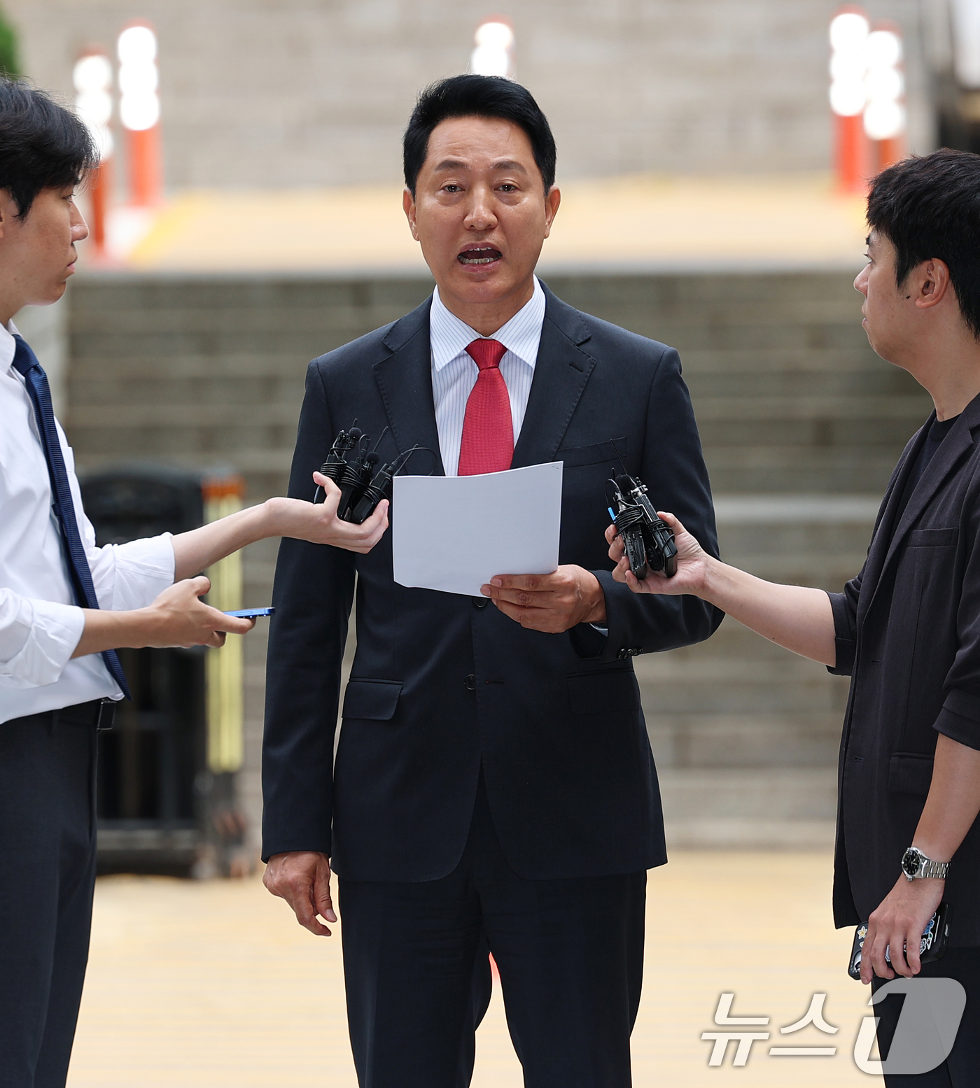 (서울=뉴스1) 오대일 기자 = 오세훈 서울시장이 17일 서울 서초구 서울중앙지방법원에서 열린 여론조사비 대납 의혹 관련 결심 공판에 출석하며 입장을 밝히고 있다.오 시장은 지난 …