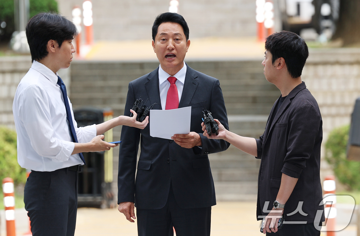 (서울=뉴스1) 오대일 기자 = 오세훈 서울시장이 17일 서울 서초구 서울중앙지방법원에서 열린 여론조사비 대납 의혹 관련 결심 공판에 출석하며 입장을 밝히고 있다.오 시장은 지난 …