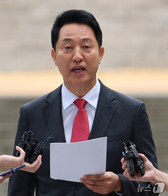 본문 이미지 - 오세훈 서울시장이 17일 서울 서초구 서울중앙지방법원에서 열린 여론조사비 대납 의혹 관련 결심 공판에 출석하며 입장을 밝히고 있다.  2026.6.17 ⓒ 뉴스1 오대일 기자