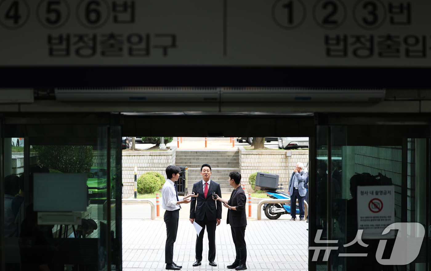 (서울=뉴스1) 오대일 기자 = 오세훈 서울시장이 17일 서울 서초구 서울중앙지방법원에서 열린 여론조사비 대납 의혹 관련 결심 공판에 출석하며 입장을 밝히고 있다.오 시장은 지난 …