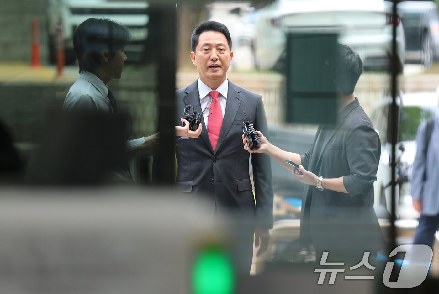 본문 이미지 - 오세훈 서울시장이 17일 서울 서초구 서울중앙지방법원에서 열린 여론조사비 대납 의혹 관련 결심 공판에 출석하며 입장을 밝히고 있다.  2026.6.17 ⓒ 뉴스1 오대일 기자