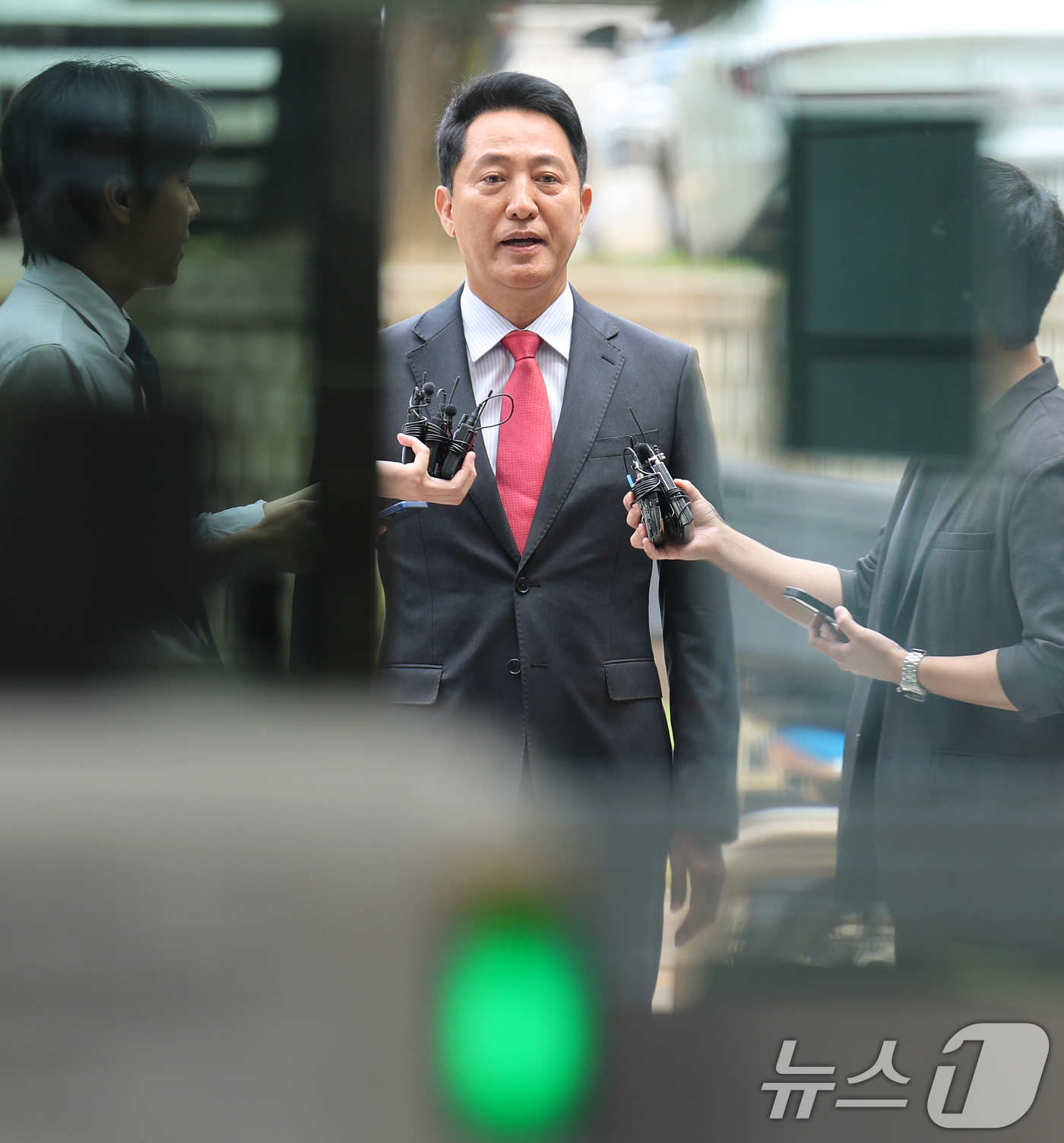 (서울=뉴스1) 오대일 기자 = 오세훈 서울시장이 17일 서울 서초구 서울중앙지방법원에서 열린 여론조사비 대납 의혹 관련 결심 공판에 출석하며 입장을 밝히고 있다.오 시장은 지난 …