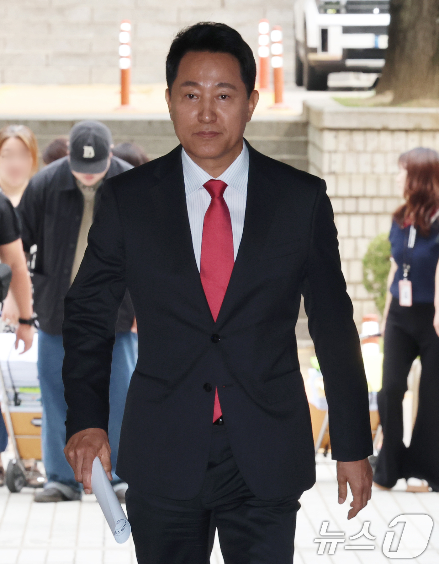 (서울=뉴스1) 오대일 기자 = 오세훈 서울시장이 17일 서울 서초구 서울중앙지방법원에서 열린 여론조사비 대납 의혹 관련 결심 공판에 출석하고 있다.오 시장은 지난 2021년 서울 …