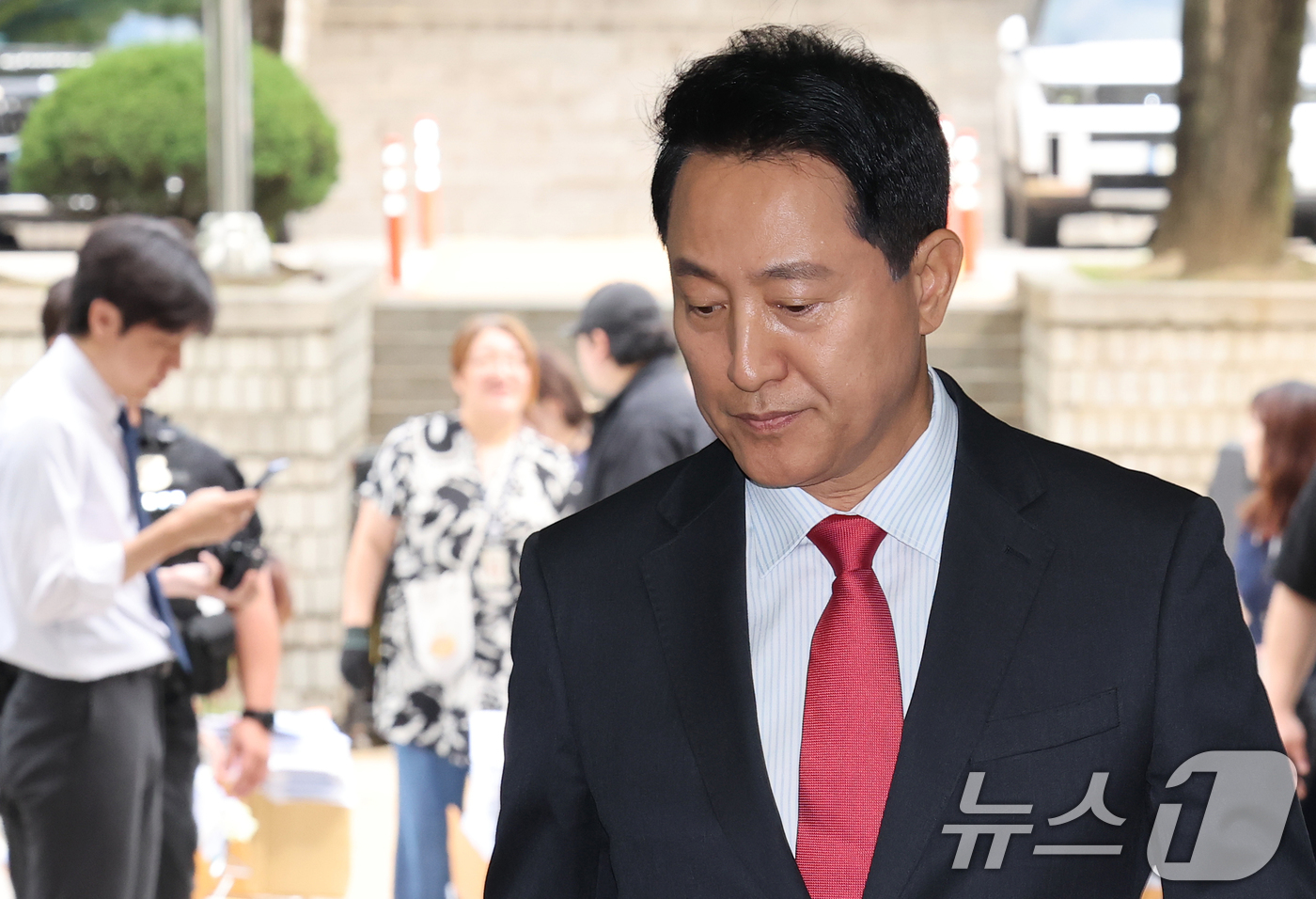 (서울=뉴스1) 오대일 기자 = 오세훈 서울시장이 17일 서울 서초구 서울중앙지방법원에서 열린 여론조사비 대납 의혹 관련 결심 공판에 출석하고 있다.오 시장은 지난 2021년 서울 …