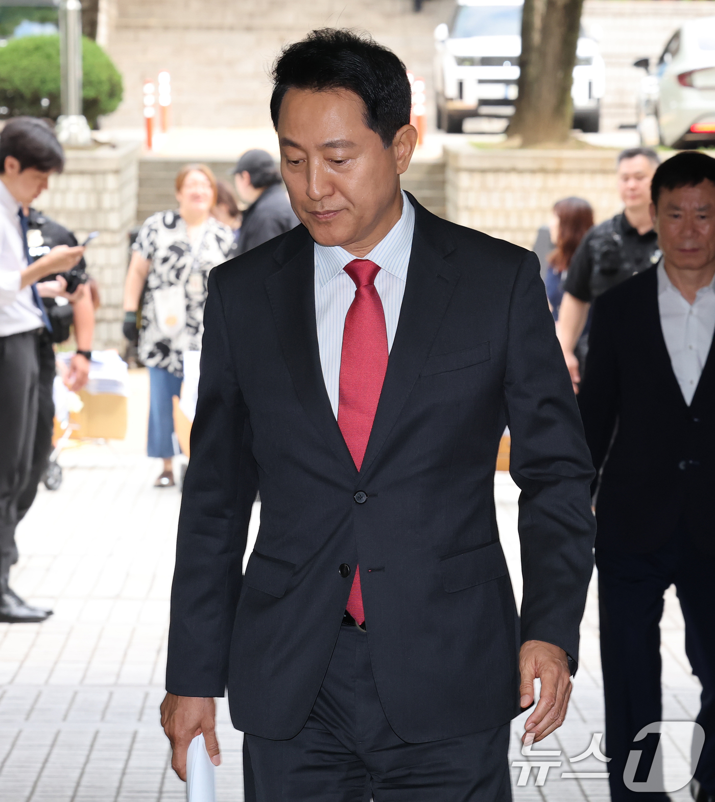 (서울=뉴스1) 오대일 기자 = 오세훈 서울시장이 17일 서울 서초구 서울중앙지방법원에서 열린 여론조사비 대납 의혹 관련 결심 공판에 출석하고 있다.오 시장은 지난 2021년 서울 …
