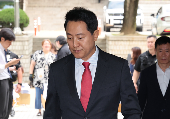 굳은 얼굴로 출석하는 오세훈 시장