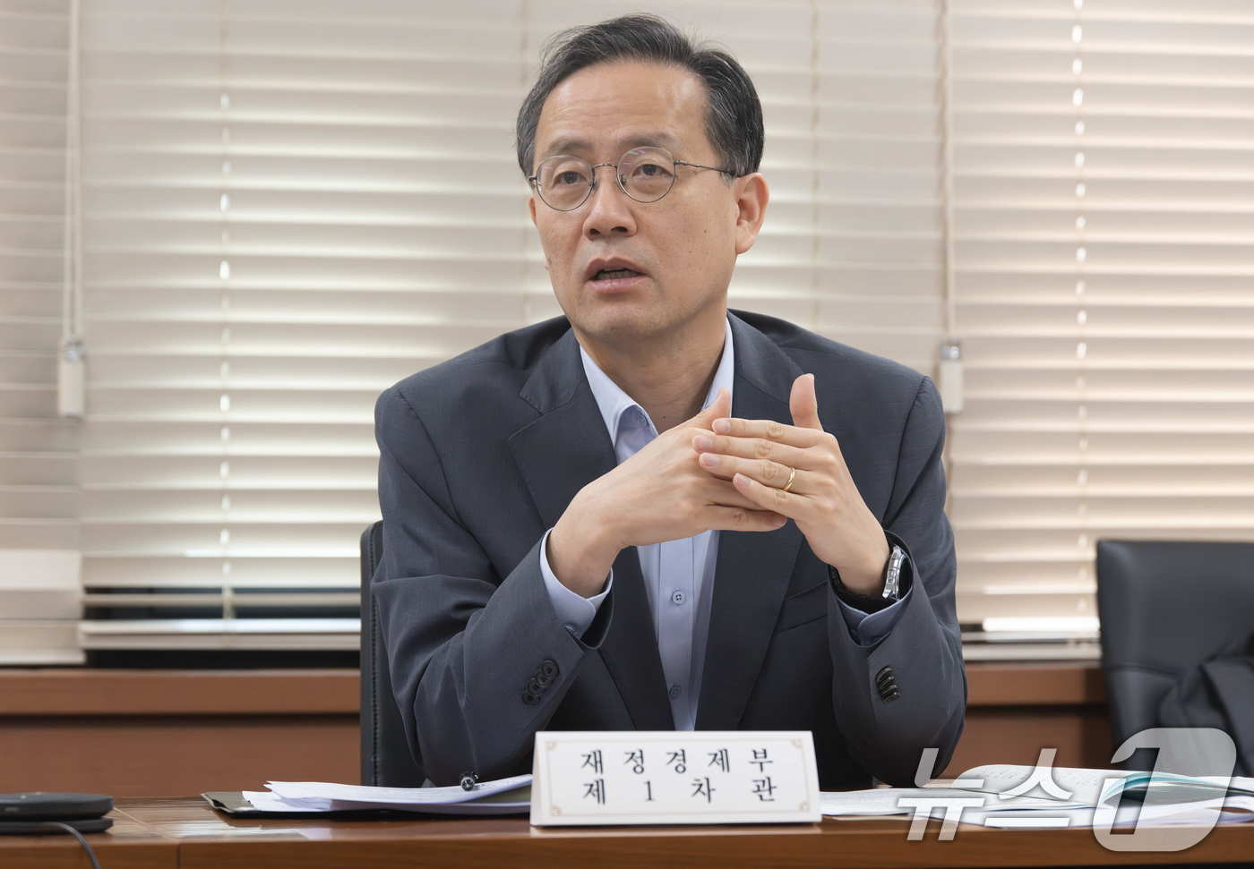 (서울=뉴스1) = 이형일 재정경제부 차관이 17일 서울 종로구 정부서울청사 에서 열린 제2차 일자리 전담반(TF) 회의를 주재하고 있다. (재정경제부 제공. 재판매 및 DB금지) …