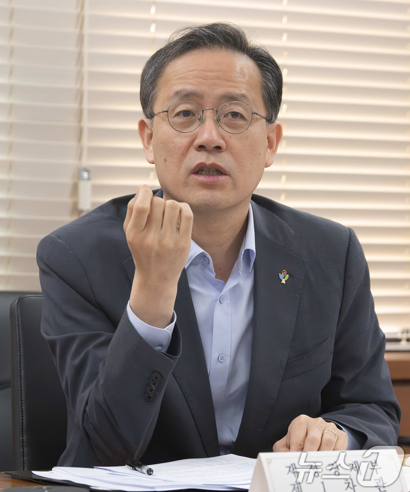 (서울=뉴스1) = 이형일 재정경제부 차관이 17일 서울 종로구 정부서울청사 에서 열린 제2차 일자리 전담반(TF) 회의를 주재하고 있다. (재정경제부 제공. 재판매 및 DB금지) …