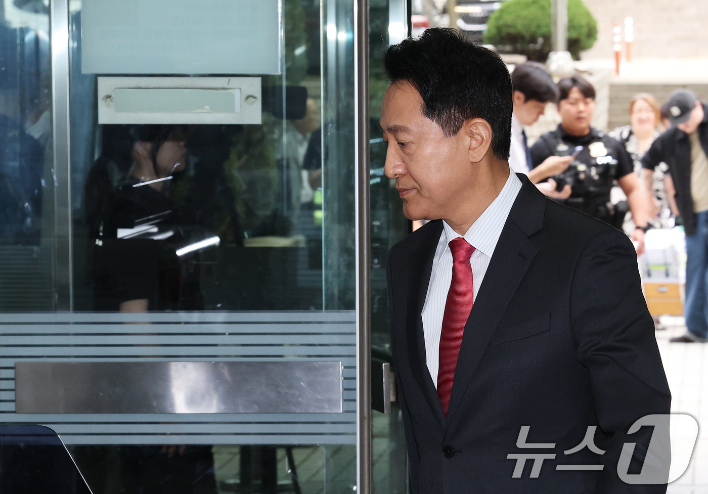 (서울=뉴스1) 오대일 기자 = 오세훈 서울시장이 17일 서울 서초구 서울중앙지방법원에서 열린 여론조사비 대납 의혹 관련 결심 공판에 출석하고 있다.오 시장은 지난 2021년 서울 …