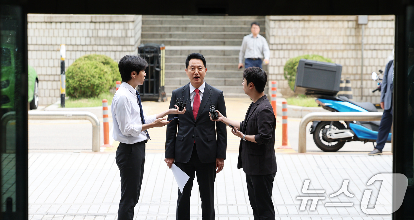 (서울=뉴스1) 오대일 기자 = 오세훈 서울시장이 17일 서울 서초구 서울중앙지방법원에서 열린 여론조사비 대납 의혹 관련 결심 공판에 출석하며 입장을 밝히고 있다.오 시장은 지난 …