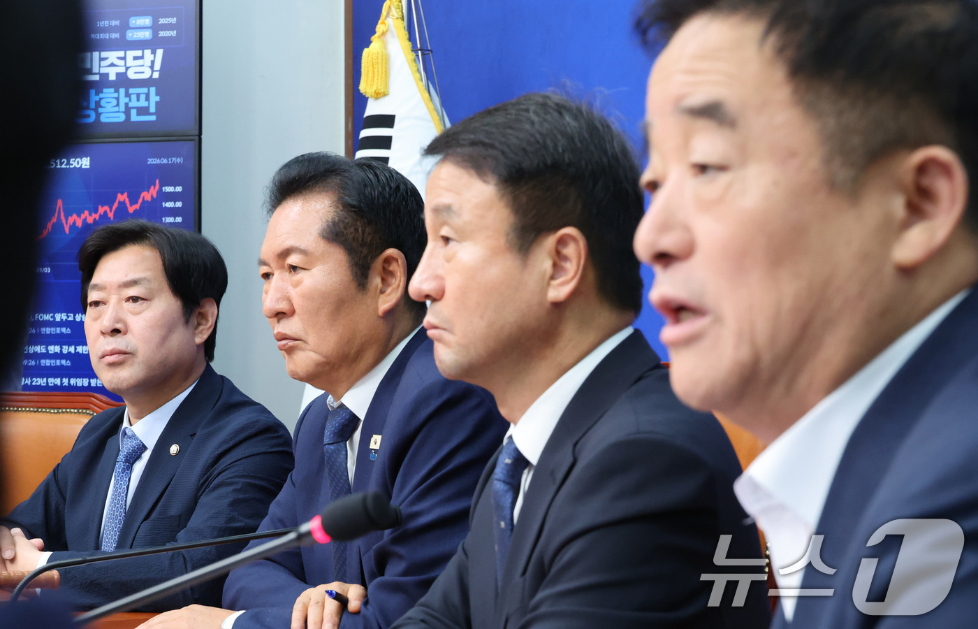 (서울=뉴스1) 신웅수 기자 = 정청래 더불어민주당 대표가 17일 서울 여의도 국회에서 열린 최고위원회의에서 강득구 최고위원의 발언을 듣고 있다. 2026.6.17/뉴스1