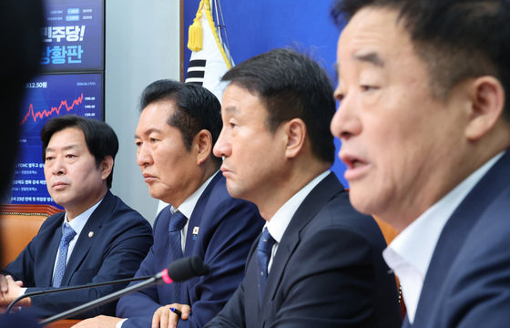 강득구 발언 듣는 정청래 대표